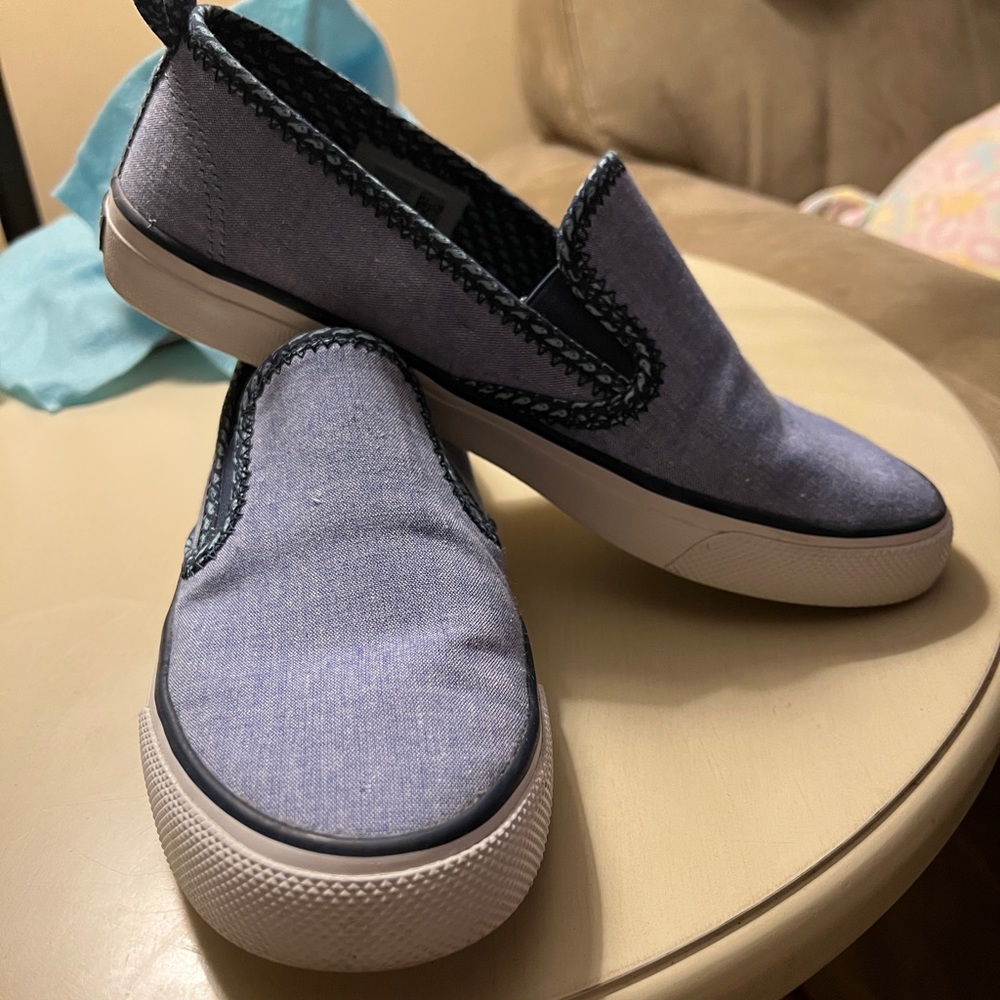 Sperry Vineyard Vines Seaside Slip on Chambray sneakers.